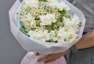 Bouquet of white freesias and wild daisies — photo 3