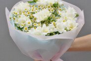 Bouquet of white freesias and wild daisies — photo 4