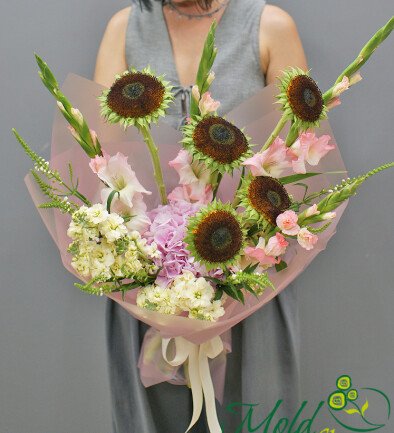 Bouquet of gladiolus, sunflowers and hydrangea “Summer Sunset” photo 394x433
