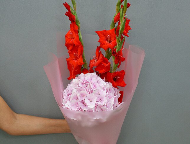 Buchet din hortensie roz si gladiole „Blindete arzatoare” foto