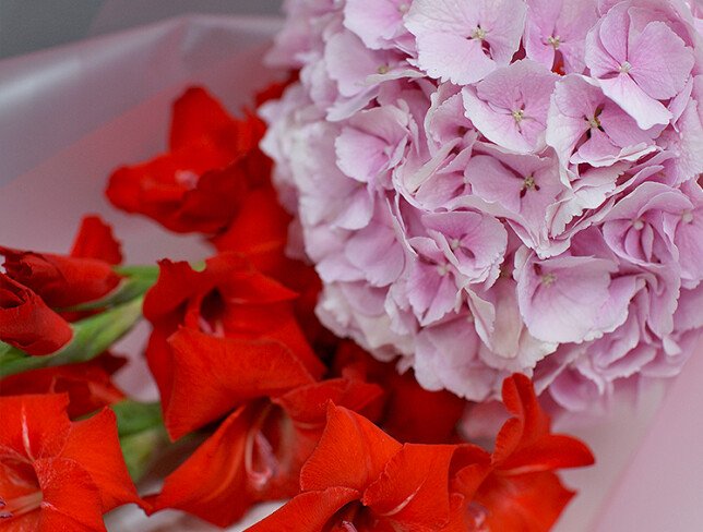 Buchet din hortensie roz si gladiole „Blindete arzatoare” foto