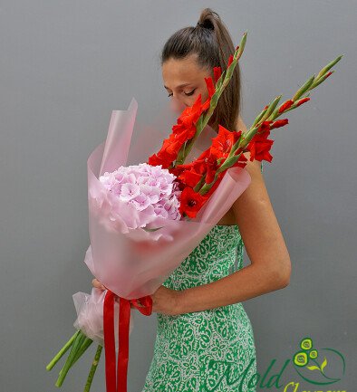 Buchet din hortensie roz si gladiole „Blindete arzatoare” foto 394x433