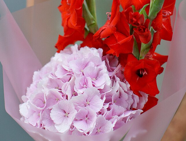 Buchet din hortensie roz si gladiole „Blindete arzatoare” foto