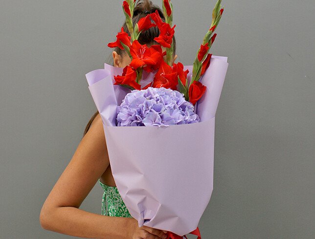 Buchet din hortensie violet si gladiole rosii foto