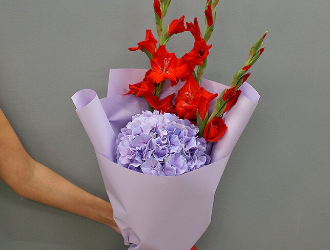 Buchet din hortensie violet si gladiole rosii foto