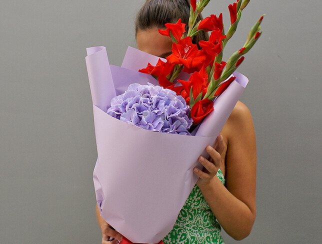 Buchet din hortensie violet si gladiole rosii foto