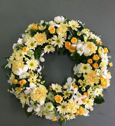 Wreath with yellow roses, chrysanthemums, and white blooms (d=46) photo 394x433