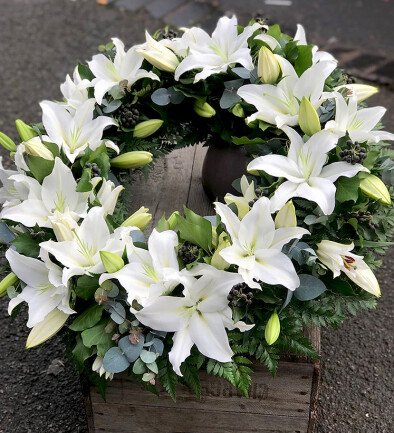 Funeral wreath made of white lilies (d=46) photo 394x433