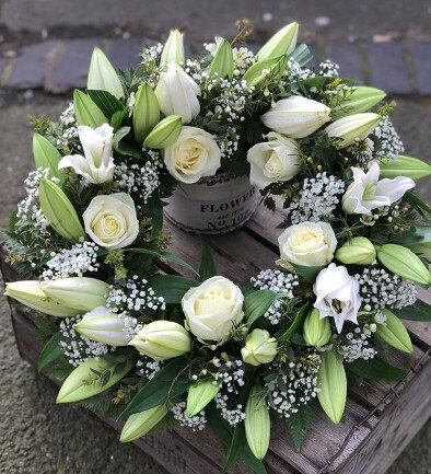 Funeral wreath made of white roses and lilies (d=46) photo 394x433