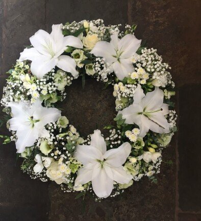 Wreath of white lilies and gypsophila (d=46) photo 394x433