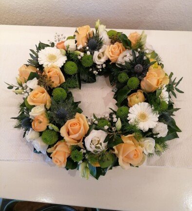 Funeral wreath of gerberas, cream roses and chrysanthemums (d=46) photo 394x433
