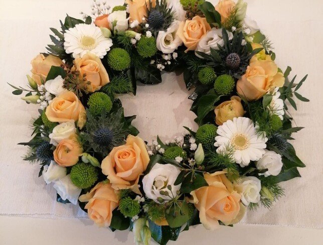 Funeral wreath of gerberas, cream roses and chrysanthemums (d=46) photo