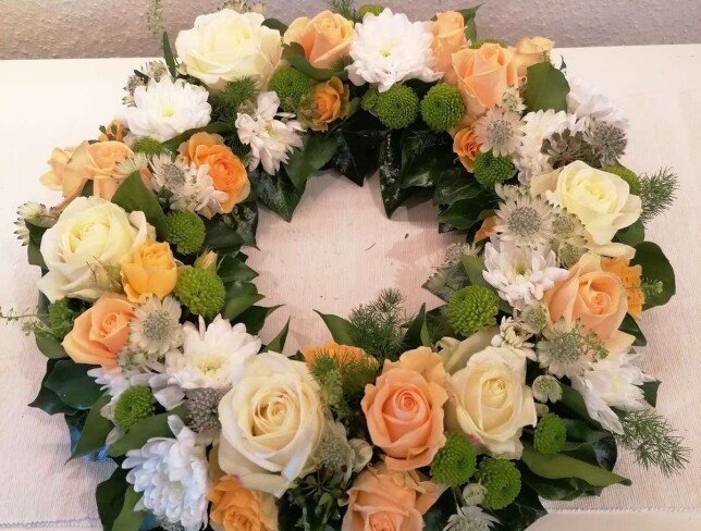 Wreath of white, cream roses and chrysanthemums (d=46) photo