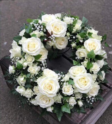 Funeral wreath of white roses (d=46) photo 394x433