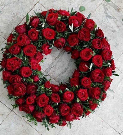 Funeral wreath of red roses (d=46) photo 394x433