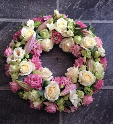Wreath of eustoma, roses and lilies (d=46) photo 394x433
