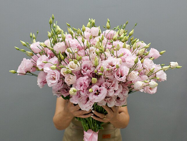 Buchet cu 51 eustoma roz foto