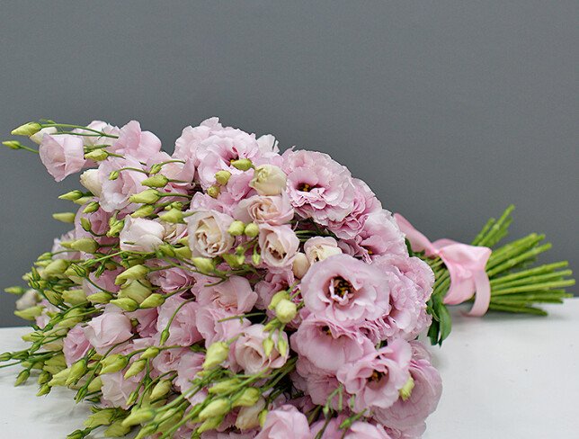Buchet cu 51 eustoma roz foto