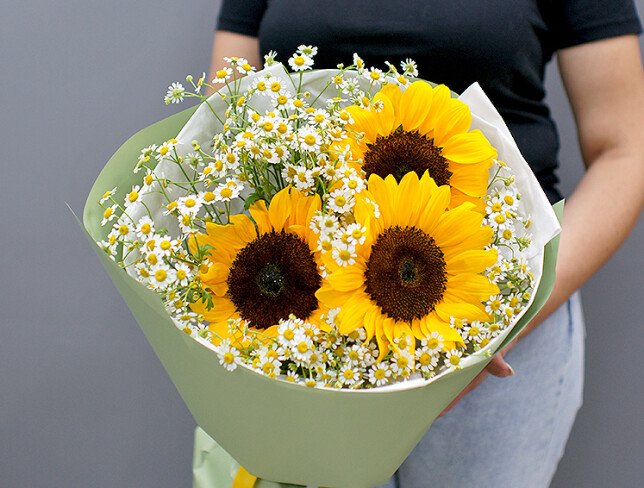 Bouquet of sunflowers and daisies photo