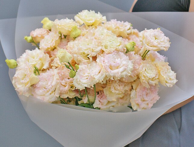 Bouquet of 11 creamy eustomas photo