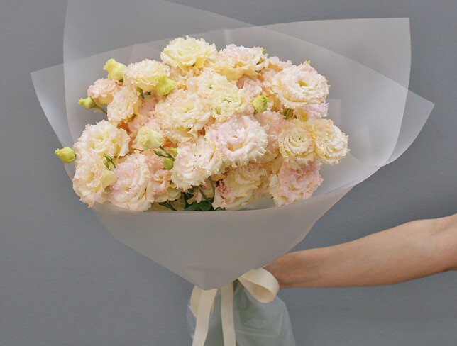 Bouquet of 11 creamy eustomas photo