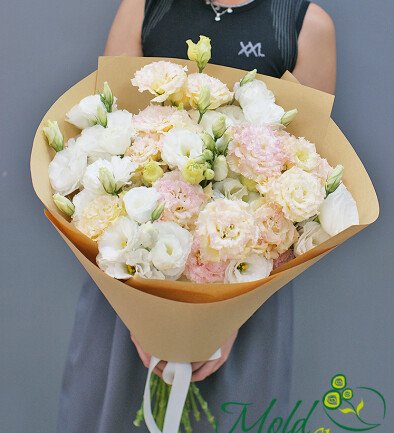 Bouquet of white and cream eustoma in crafts photo 394x433
