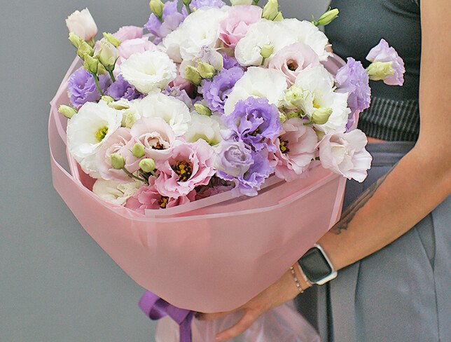 Buchet delicat din eustoma multicolora foto