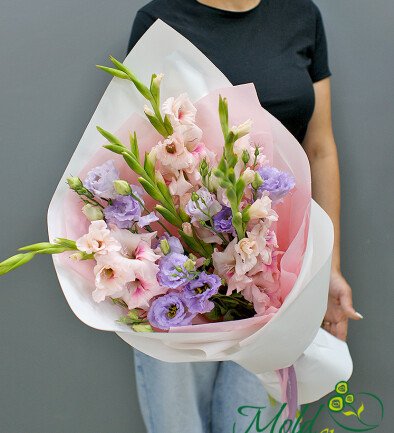 Buchet din gladiole roz si eustoma mov foto 394x433