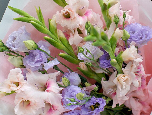 Buchet din gladiole roz si eustoma mov foto