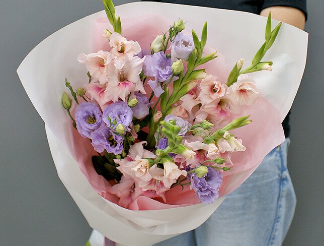 Buchet din gladiole roz si eustoma mov foto