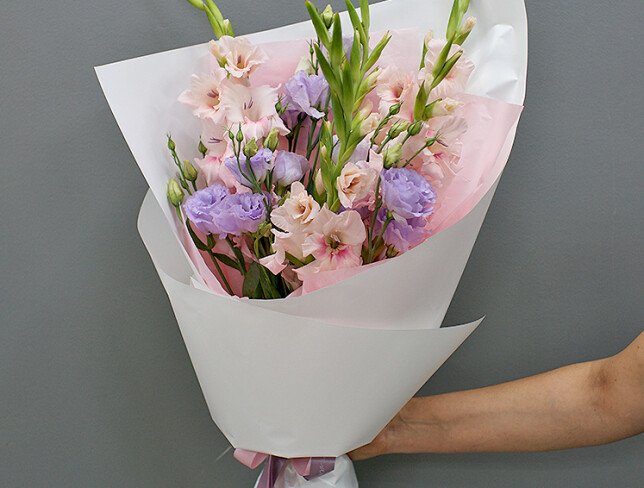 Buchet din gladiole roz si eustoma mov foto