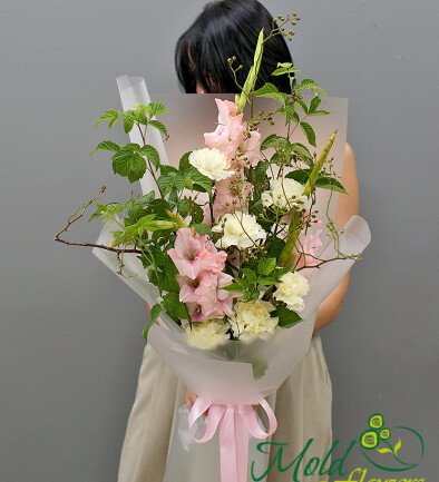 Buchet din gladiole roz, dianthus lămâie și zmeură foto 394x433
