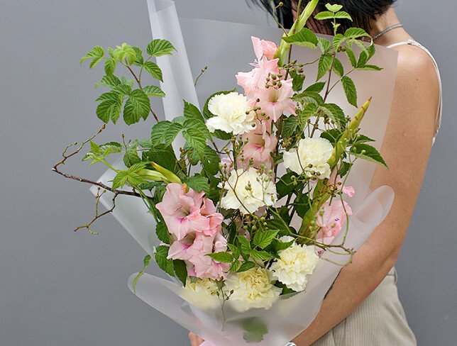 Buchet din gladiole roz, dianthus lămâie și zmeură foto