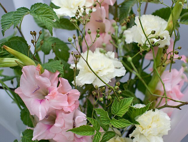 Buchet din gladiole roz, dianthus lămâie și zmeură foto