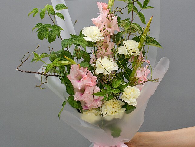 Buchet din gladiole roz, dianthus lămâie și zmeură foto