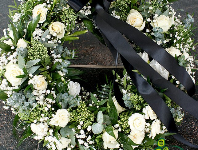 Большой траурный венок из белых роз и зелёных хризантем (d=46) Фото