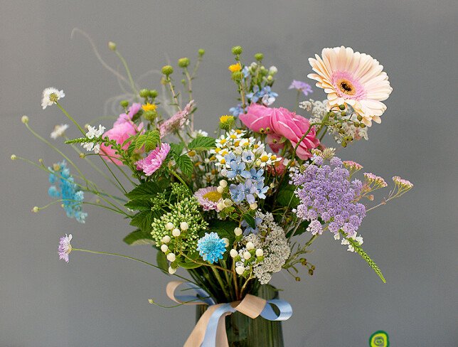 Buchet cu flori de camp + vaza verde foto