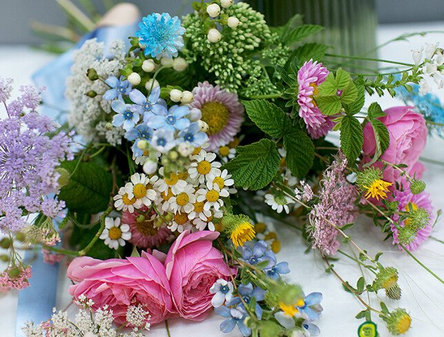 Buchet cu flori de camp + vaza verde foto