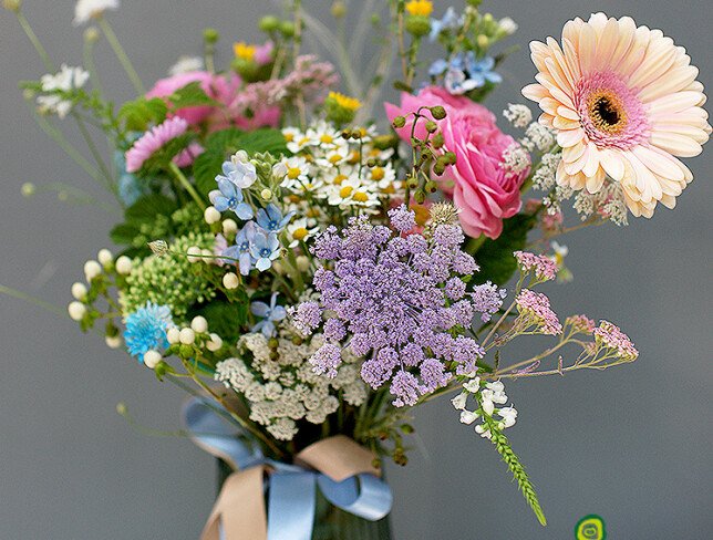 Buchet cu flori de camp + vaza verde foto