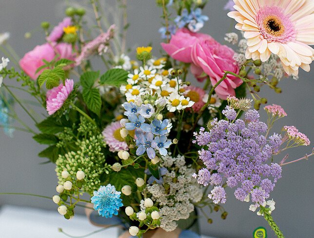 Buchet cu flori de camp + vaza verde foto