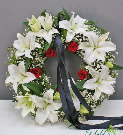 Funeral wreath from white lilies, gypsophila and red roses (d=46) photo 394x433