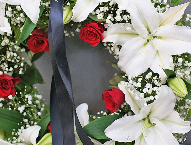Funeral wreath from white lilies, gypsophila and red roses (d=46) photo