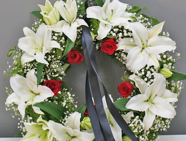 Funeral wreath from white lilies, gypsophila and red roses (d=46) photo