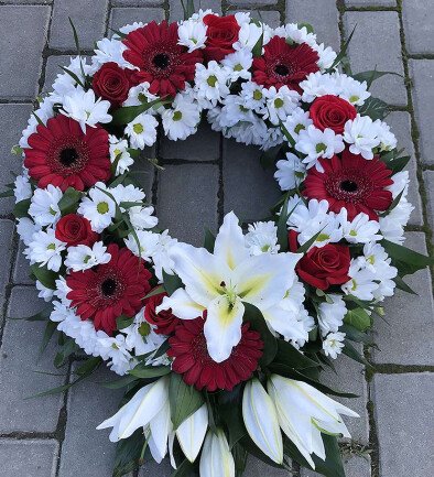 Coroana pentru inmormantare din trandafiri rosii, gerbera si crini albi (d=46) foto 394x433
