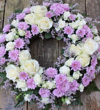 Funeral wreath with white roses and pink chrysanthemums (d=46) photo 394x433
