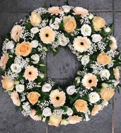 Funeral wreath with cream roses, gerberas, and white lisianthus (d=46) photo 394x433