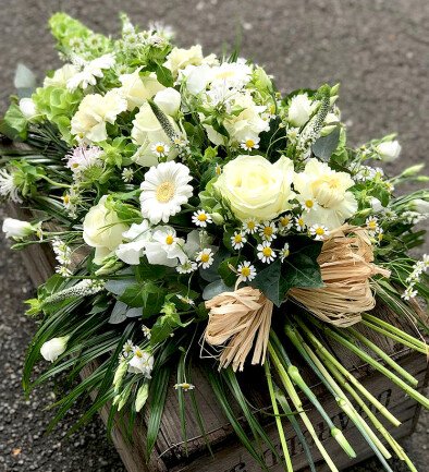 Buchet funerar cu trandafiri albi, romanite si garoafe foto 394x433