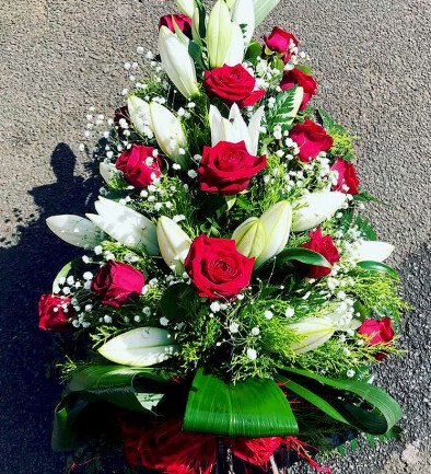 Buchet funerar cu trandafiri roșii si crini albi foto 394x433