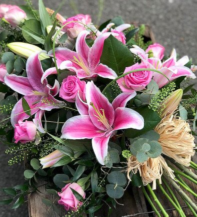 Buchet funerar cu trandafiri si crini roz foto 394x433