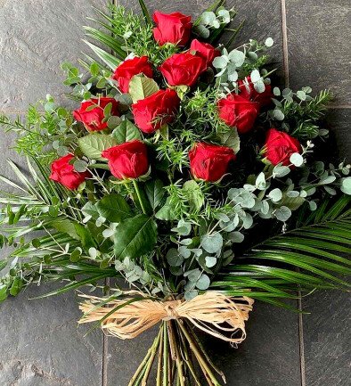 Buchet funerar cu trandafiri rosii foto 394x433